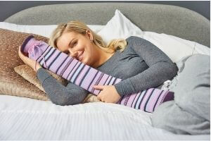 Dugacki-termofor-80-cm-sa-vodom-u-zagrljaju-djevojke.jpg